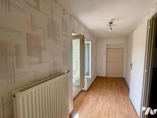 Maison de rue - terrasses - garage -
