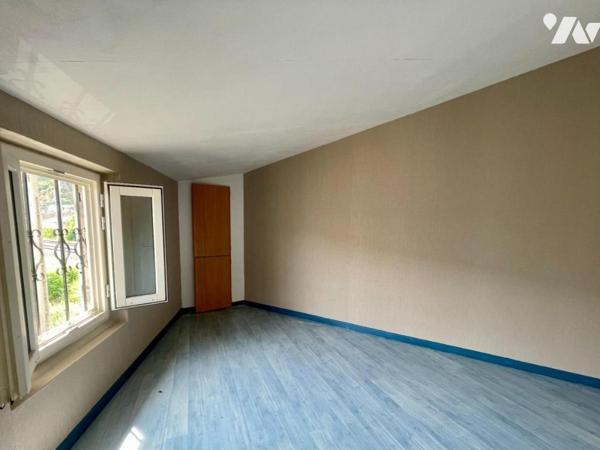 Maison de rue - terrasses - garage -