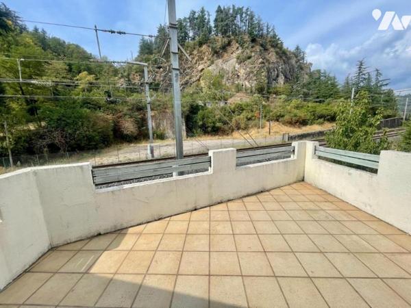 Maison de rue - terrasses - garage -