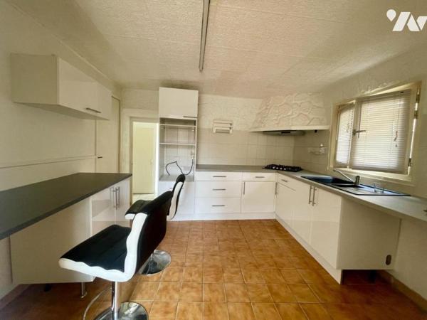 Maison de rue - terrasses - garage -