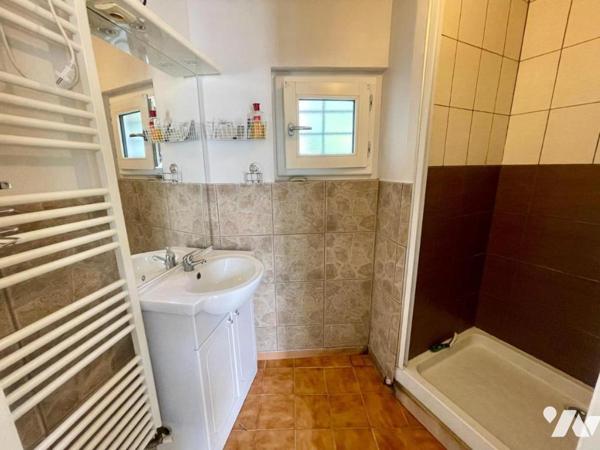 Maison de rue - terrasses - garage -