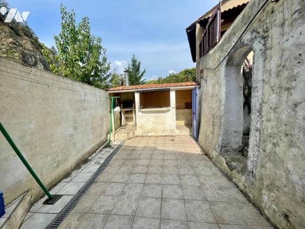 Maison de rue - terrasses - garage -