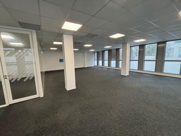 Location bureaux à Saint-Herblain avec parking privatif proche commerces