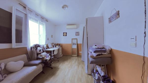 LE THILLAY – Grand pavillon familial + dépendance F2 – Jardin 450 m², secteur calme et agréable, les plus : la surface, le confort et des possibilités d’aménagement.