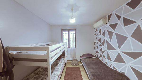 LE THILLAY – Grand pavillon familial + dépendance F2 – Jardin 450 m², secteur calme et agréable, les plus : la surface, le confort et des possibilités d’aménagement.