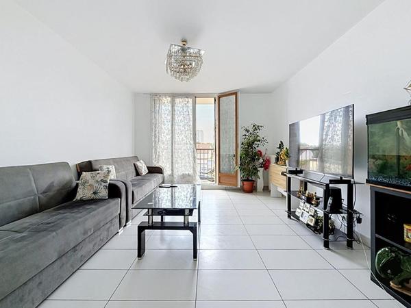 Grand appartement familial 70 m²  avec parking et cave proche métro
