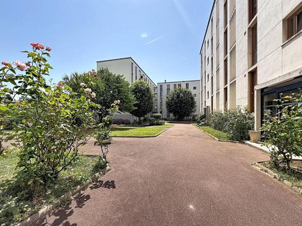 Grand appartement familial 70 m²  avec parking et cave proche métro