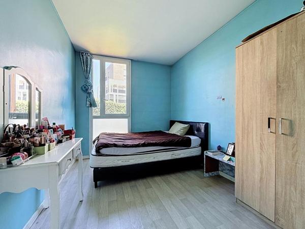 Grand appartement familial 70 m²  avec parking et cave proche métro