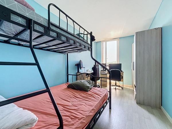 Grand appartement familial 70 m²  avec parking et cave proche métro