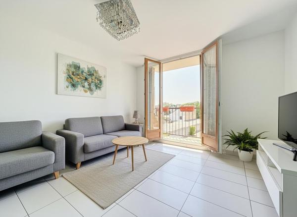 Grand appartement familial 70 m²  avec parking et cave proche métro