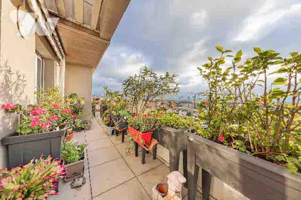 F4 de 101m2 en parfait état, avec terrasse et parking.