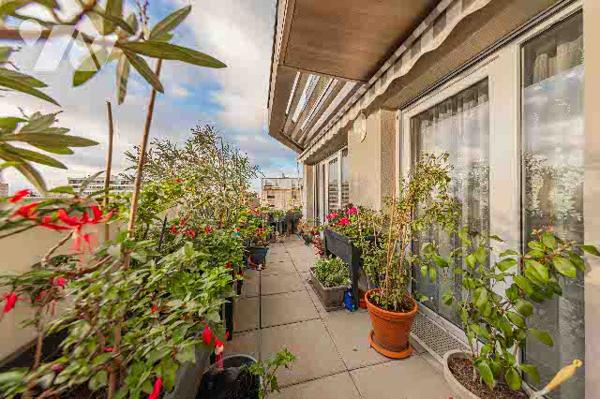 F4 de 101m2 en parfait état, avec terrasse et parking.