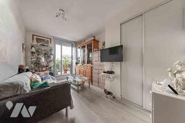 F4 de 101m2 en parfait état, avec terrasse et parking.