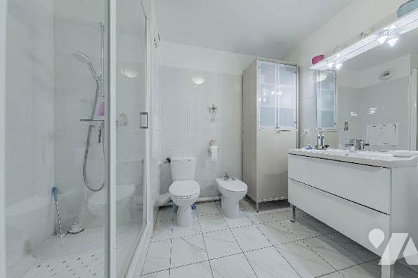 F4 de 101m2 en parfait état, avec terrasse et parking.