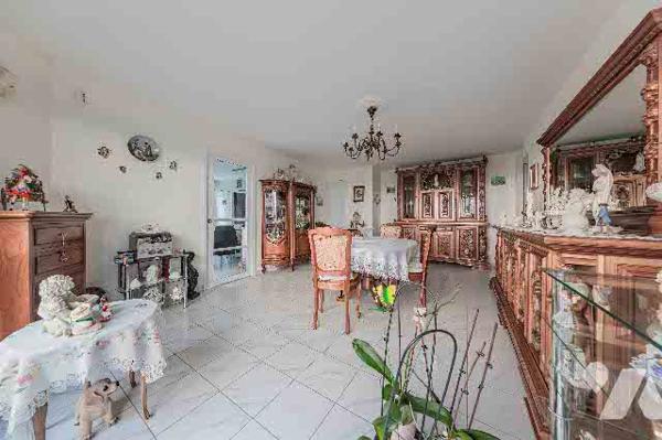 F4 de 101m2 en parfait état, avec terrasse et parking.