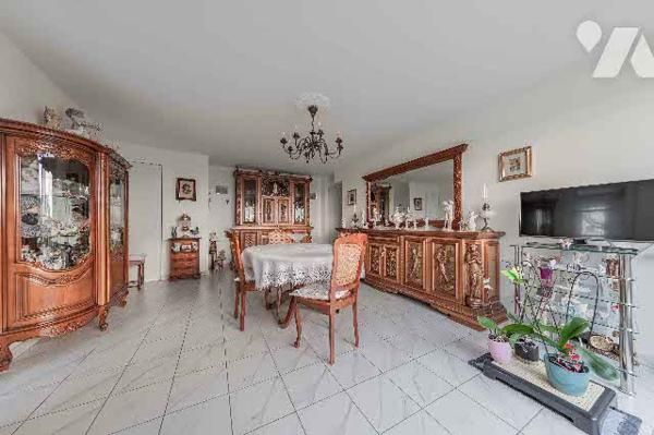 F4 de 101m2 en parfait état, avec terrasse et parking.