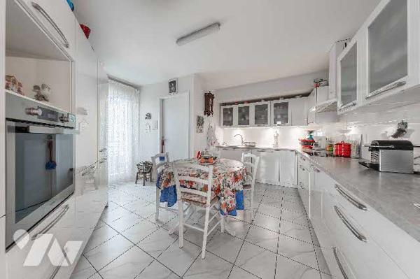 F4 de 101m2 en parfait état, avec terrasse et parking.