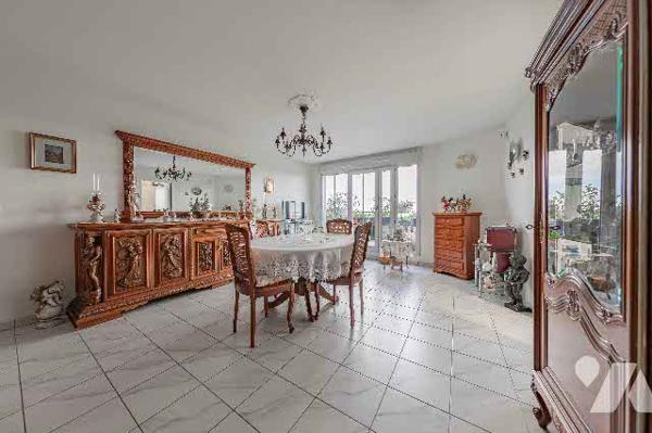 F4 de 101m2 en parfait état, avec terrasse et parking.