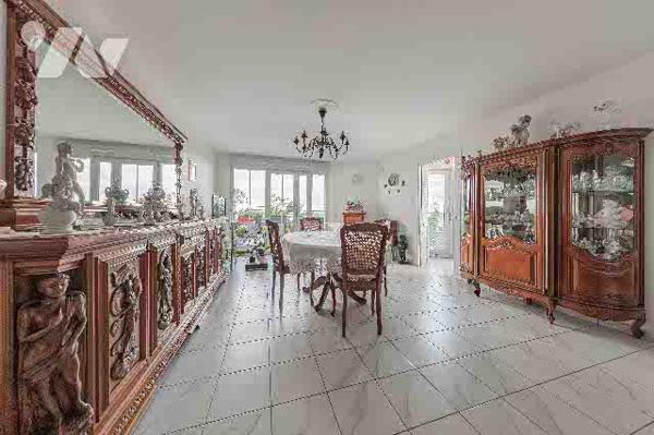 F4 de 101m2 en parfait état, avec terrasse et parking.