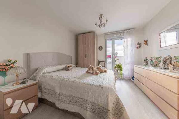 F4 de 101m2 en parfait état, avec terrasse et parking.