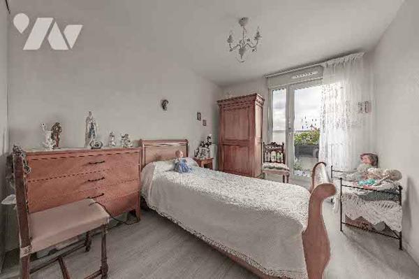 F4 de 101m2 en parfait état, avec terrasse et parking.