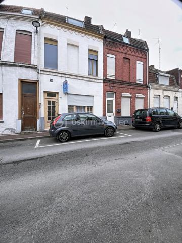 À Roubaix, découvrez cette maison de 115 m² habitables, avec quatre chambres et un jardin de 50 m²environ. Le gros œuvre est sain, toiture en bon état, chauffage central au gaz et tout à l’égout. Des travaux sont à prévoir, mais le potentiel est immense, parfait pour une famille ou un projet d’investissement. À saisir rapidement !
