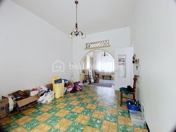 À Roubaix, découvrez cette maison de 115 m² habitables, avec quatre chambres et un jardin de 50 m²environ. Le gros œuvre est sain, toiture en bon état, chauffage central au gaz et tout à l’égout. Des travaux sont à prévoir, mais le potentiel est immense, parfait pour une famille ou un projet d’investissement. À saisir rapidement !