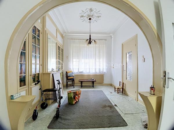 À Roubaix, découvrez cette maison de 115 m² habitables, avec quatre chambres et un jardin de 50 m²environ. Le gros œuvre est sain, toiture en bon état, chauffage central au gaz et tout à l’égout. Des travaux sont à prévoir, mais le potentiel est immense, parfait pour une famille ou un projet d’investissement. À saisir rapidement !