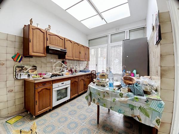 À Roubaix, découvrez cette maison de 115 m² habitables, avec quatre chambres et un jardin de 50 m²environ. Le gros œuvre est sain, toiture en bon état, chauffage central au gaz et tout à l’égout. Des travaux sont à prévoir, mais le potentiel est immense, parfait pour une famille ou un projet d’investissement. À saisir rapidement !