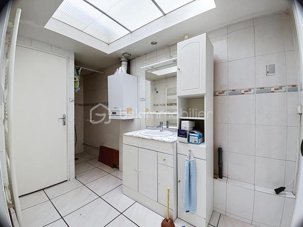 À Roubaix, découvrez cette maison de 115 m² habitables, avec quatre chambres et un jardin de 50 m²environ. Le gros œuvre est sain, toiture en bon état, chauffage central au gaz et tout à l’égout. Des travaux sont à prévoir, mais le potentiel est immense, parfait pour une famille ou un projet d’investissement. À saisir rapidement !