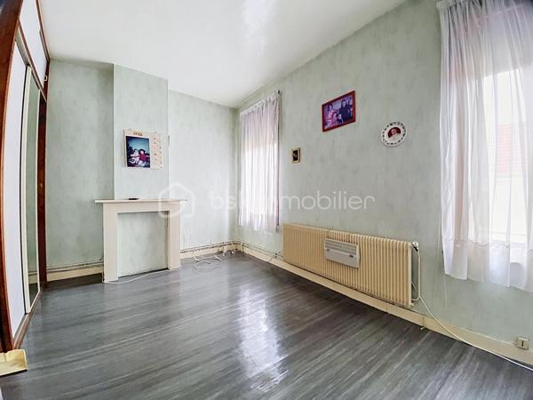 À Roubaix, découvrez cette maison de 115 m² habitables, avec quatre chambres et un jardin de 50 m²environ. Le gros œuvre est sain, toiture en bon état, chauffage central au gaz et tout à l’égout. Des travaux sont à prévoir, mais le potentiel est immense, parfait pour une famille ou un projet d’investissement. À saisir rapidement !