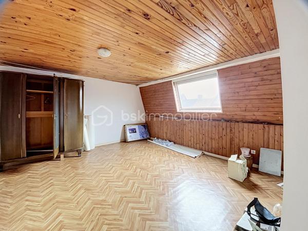 À Roubaix, découvrez cette maison de 115 m² habitables, avec quatre chambres et un jardin de 50 m²environ. Le gros œuvre est sain, toiture en bon état, chauffage central au gaz et tout à l’égout. Des travaux sont à prévoir, mais le potentiel est immense, parfait pour une famille ou un projet d’investissement. À saisir rapidement !