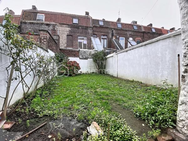 À Roubaix, découvrez cette maison de 115 m² habitables, avec quatre chambres et un jardin de 50 m²environ. Le gros œuvre est sain, toiture en bon état, chauffage central au gaz et tout à l’égout. Des travaux sont à prévoir, mais le potentiel est immense, parfait pour une famille ou un projet d’investissement. À saisir rapidement !