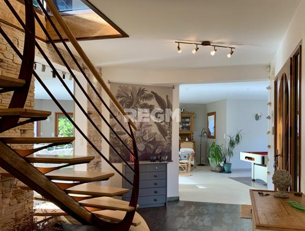 Pleurtuit (35730) Pleurtuit. Propriété de 323 m2, terrain arboré de 8 480 m2 dont 1 500 m2 constructibles