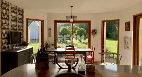 Pleurtuit (35730) Pleurtuit. Propriété de 323 m2, terrain arboré de 8 480 m2 dont 1 500 m2 constructibles