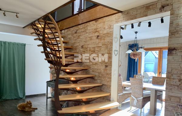 Pleurtuit (35730) Pleurtuit. Propriété de 323 m2, terrain arboré de 8 480 m2 dont 1 500 m2 constructibles