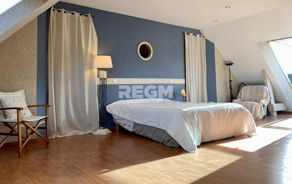 Pleurtuit (35730) Pleurtuit. Propriété de 323 m2, terrain arboré de 8 480 m2 dont 1 500 m2 constructibles