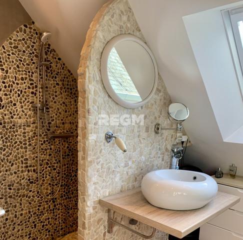 Pleurtuit (35730) Pleurtuit. Propriété de 323 m2, terrain arboré de 8 480 m2 dont 1 500 m2 constructibles