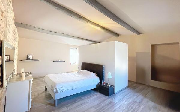 Maison à vendre    8 pièces •  Uchaud