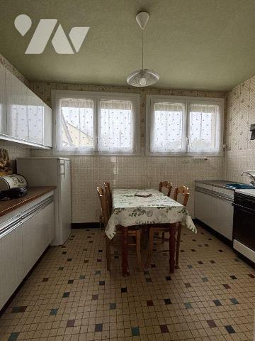 ERNEE, Proche des commerces, Maison de plain-pied de 76 m² comprenant entrée avec placard, cuis...