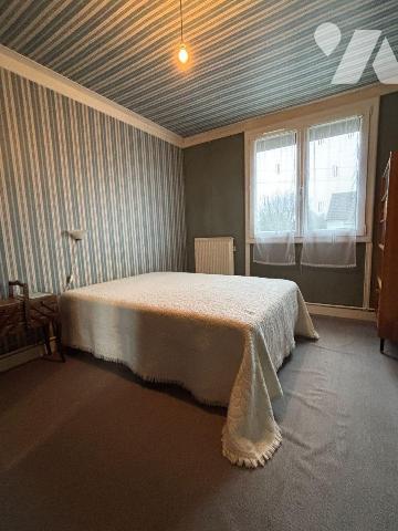 ERNEE, Proche des commerces, Maison de plain-pied de 76 m² comprenant entrée avec placard, cuis...