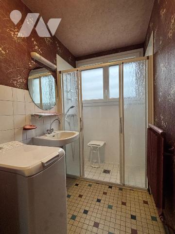 ERNEE, Proche des commerces, Maison de plain-pied de 76 m² comprenant entrée avec placard, cuis...