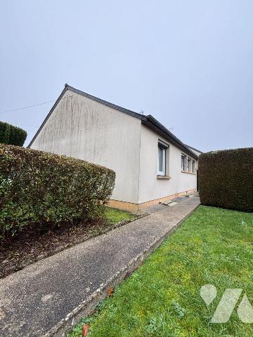 ERNEE, Proche des commerces, Maison de plain-pied de 76 m² comprenant entrée avec placard, cuis...