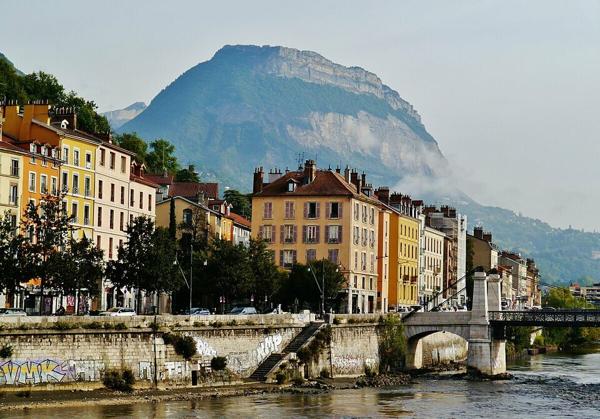 OZ IMMOBILIER – LOCAL COMMERCIAL de 200m² à GRENOBLE