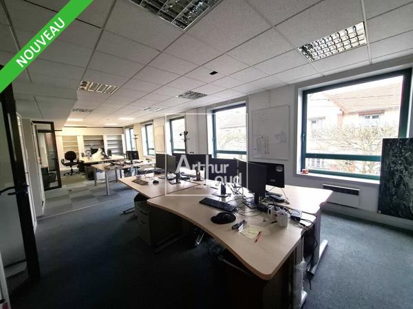 A saisir, bureaux à louer en pied de gare avec nombreux parkings