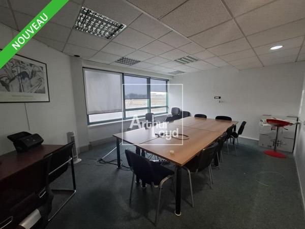 A saisir, bureaux à louer en pied de gare avec nombreux parkings
