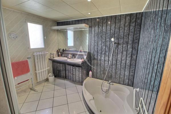 VILLA PLAIN PIED 4 FACES AVEC 3 CHAMBRES ET GARAGE