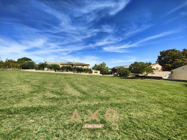 VALENSOLE - TERRAIN CONSTRUCTIBLE - 1000 M² - PISCINABLE - NON VIABILISÉ - SUD-EST