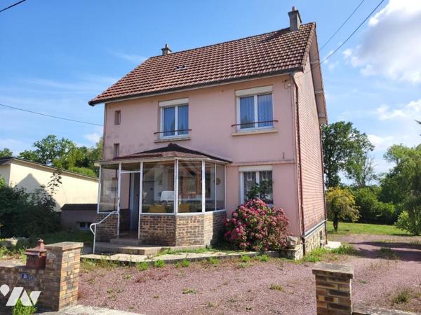 ST MARTIN DES BESACES : MAISON D'HABITATION AVEC JARDIN