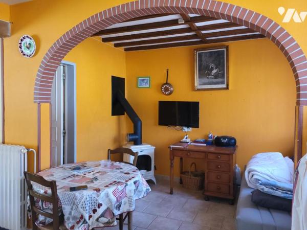 ST MARTIN DES BESACES : MAISON D'HABITATION AVEC JARDIN